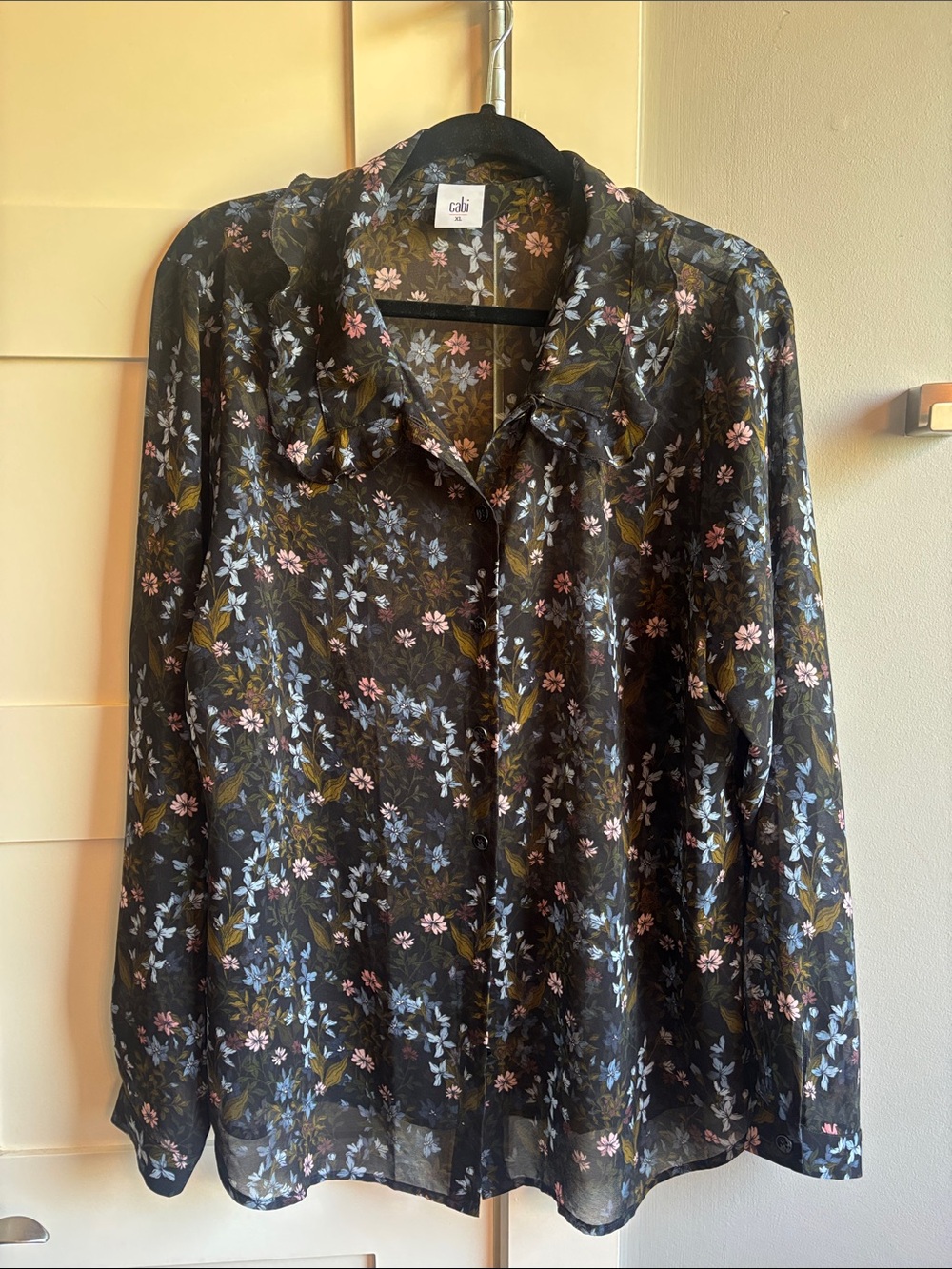Cabi XL floret black floral blouse top shirt with ruffle collar EUC
